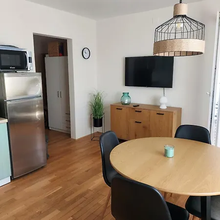 Modernes In Erster Reihe Zum *